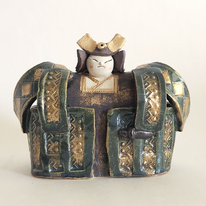 型を使わずたたらという技法でつくられています