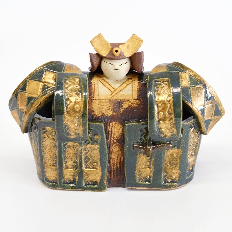 型を使わずたたらという技法でつくられています