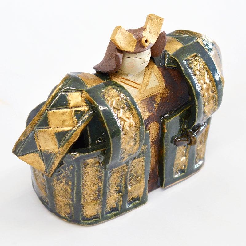 鎧の模様も一つ一つ手で入れてあります