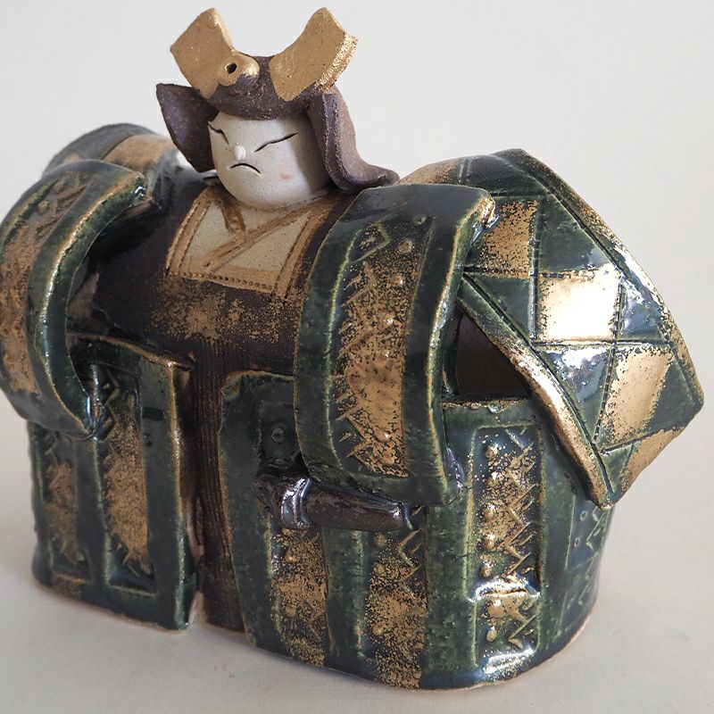 織部の緑に金色が良く映えていて勇ましさが感じられます