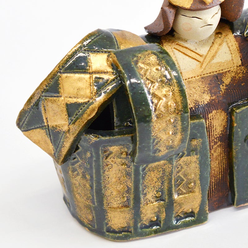 織部の緑に金色が良く映えていて勇ましさが感じられます