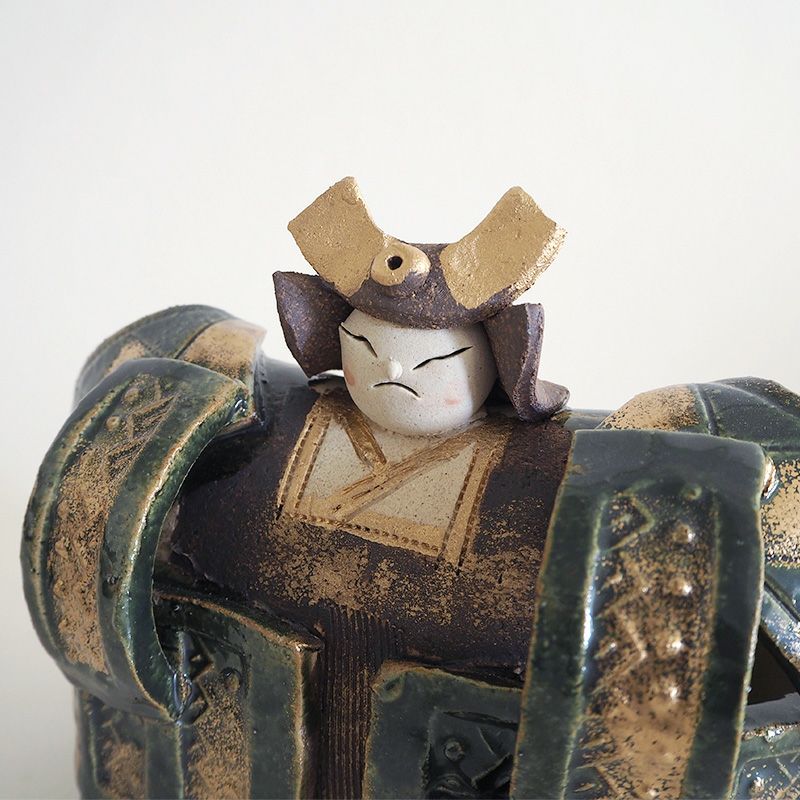 きりりとした表情の強そうな武者人形です