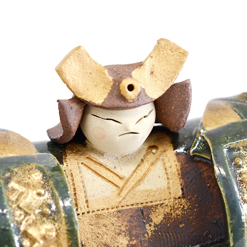 きりりとした表情の強そうな武者人形です