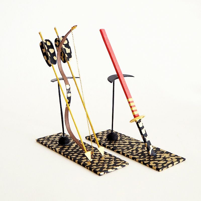 美濃和紙で作られた弓と矢がついています