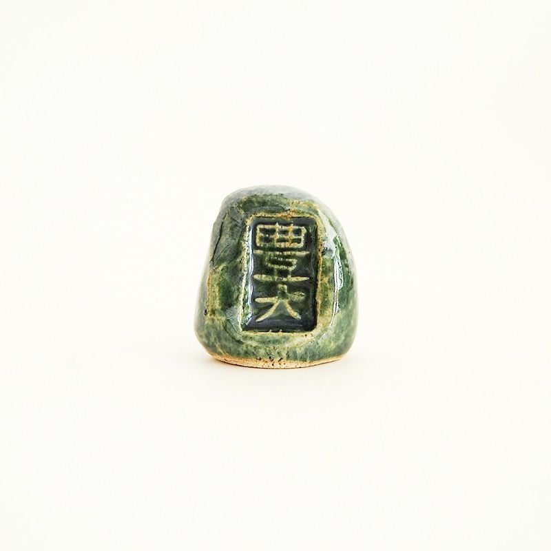 陶製の看板がついています