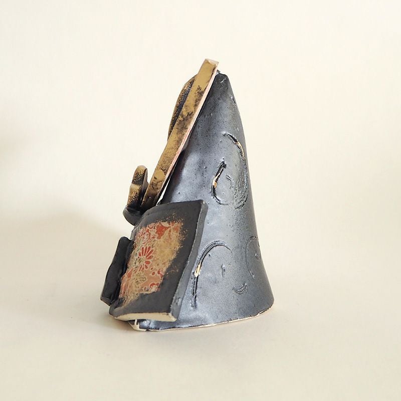 型を使わずたたらという技法でつくられています