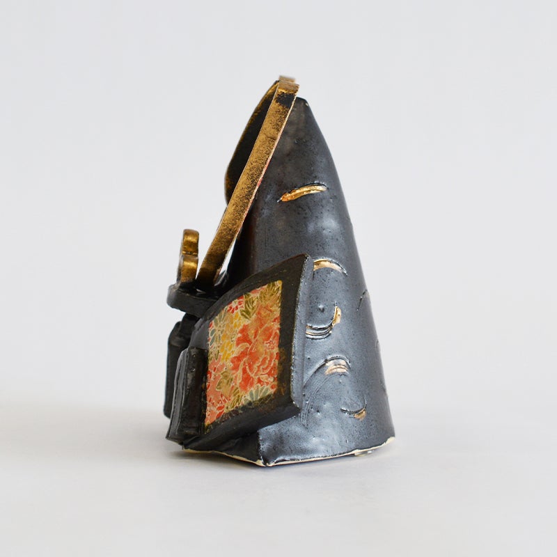 型を使わずたたらという技法でつくられています