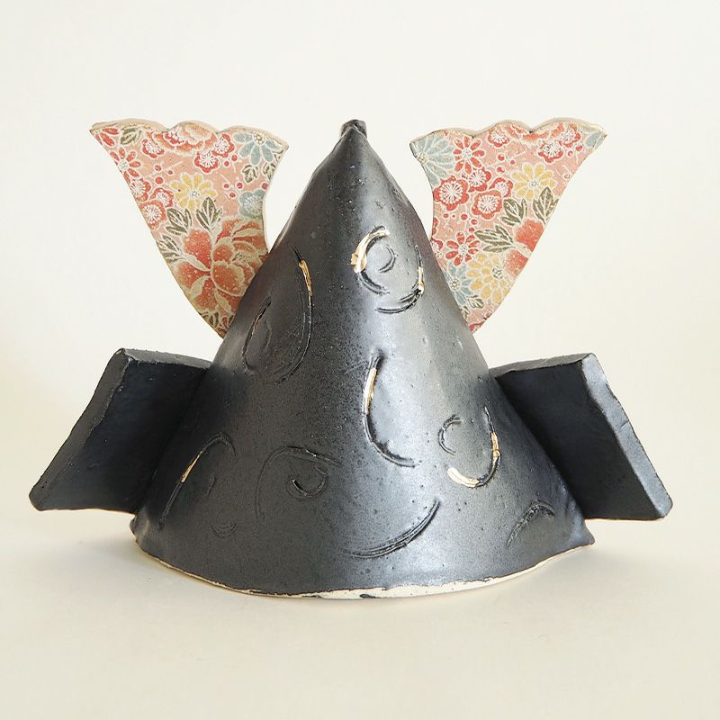 兜部分にはかき落としの模様が描かれています