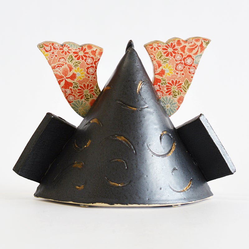 兜部分にはかき落としの模様が描かれています