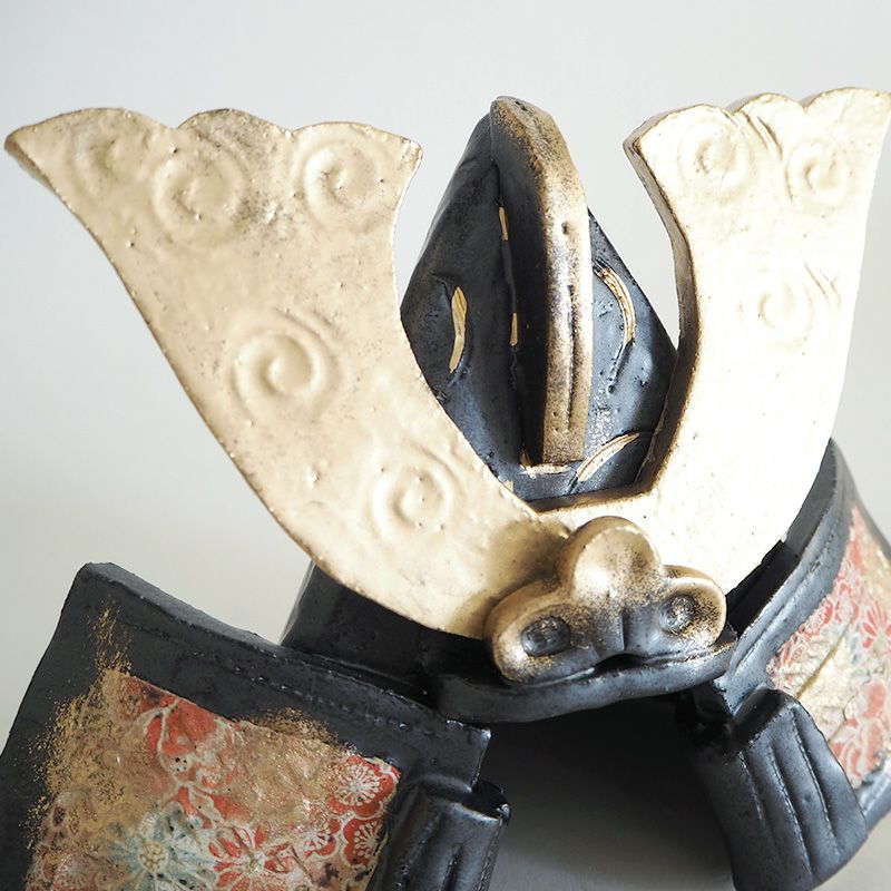 武士の象徴である兜を飾ることで、武家の子である男の子を厄や災いから守るという意味があります