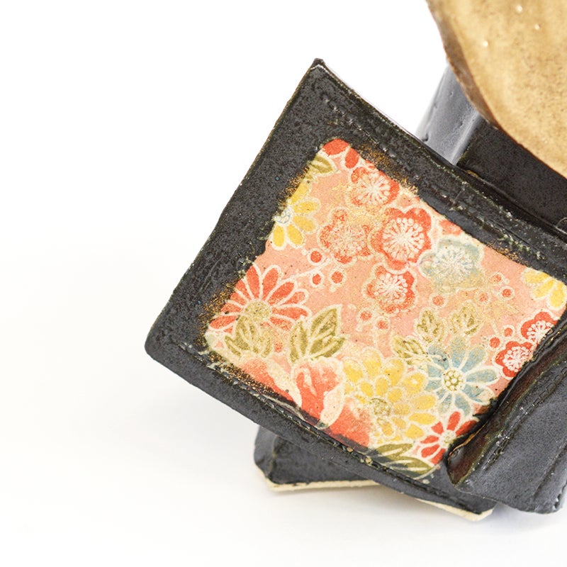 お花柄に金が施されています