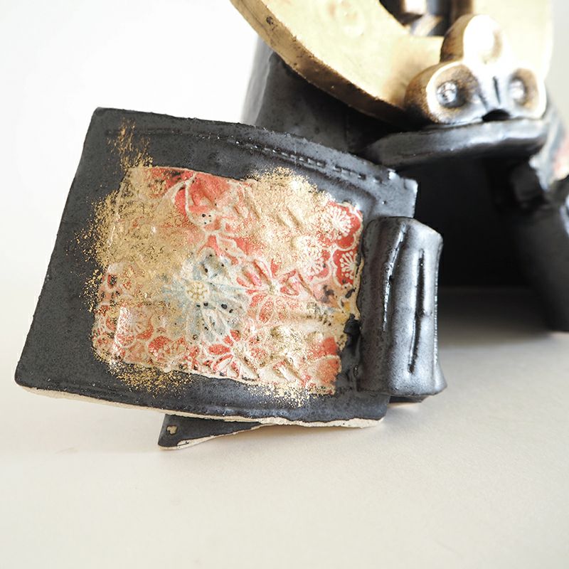 お花柄に金が施されています