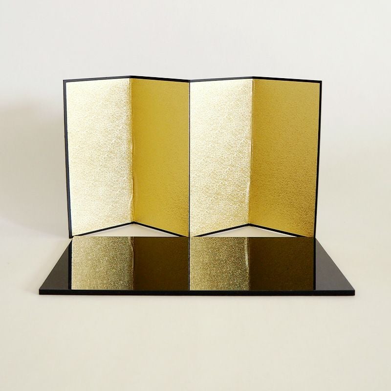 金の屏風と黒板がついています