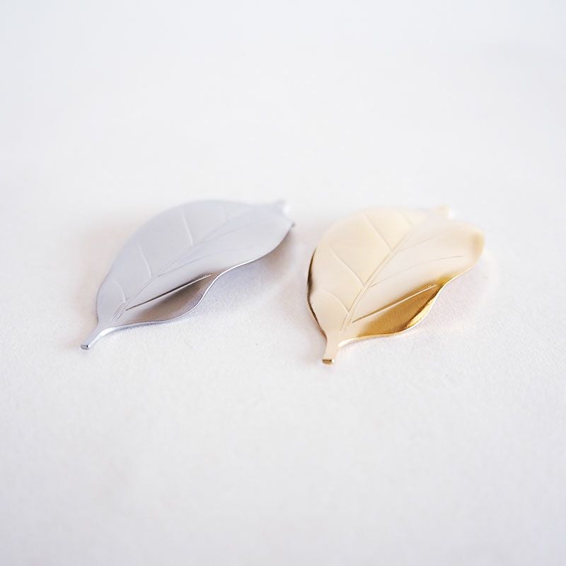 金と銀のシャープなデザイン葉枝(はし)置きです