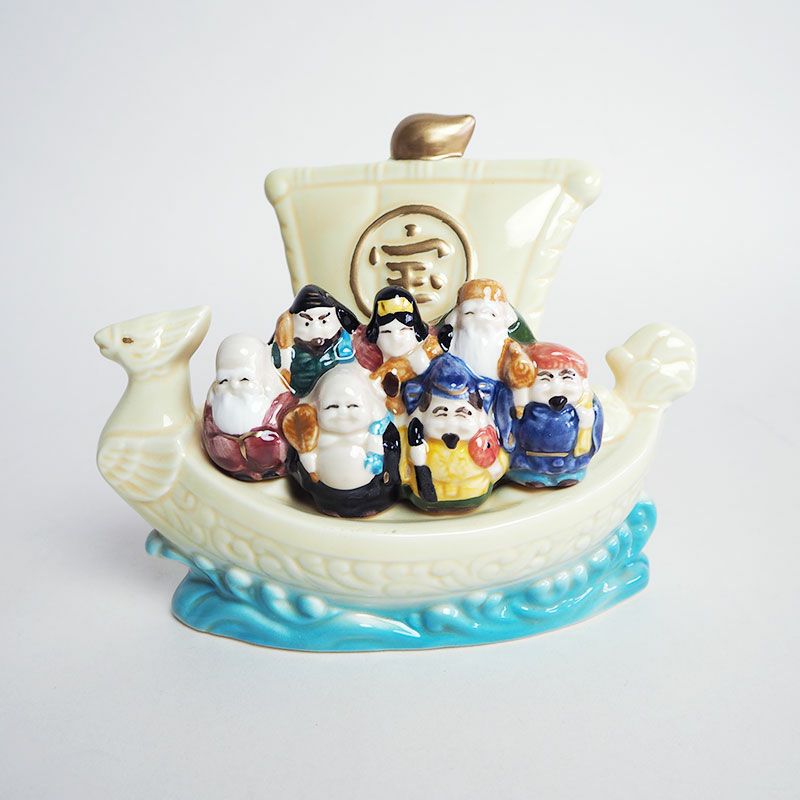 ユーモラスな七福神の乗った宝船です