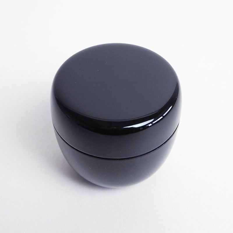 漆黒のような光沢のある表面