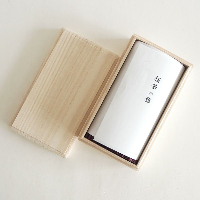 上品な桐箱入りのお線香です