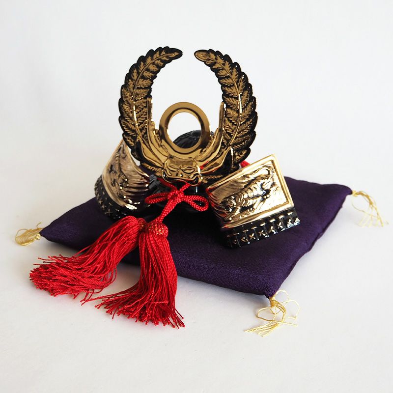 戦国武将をモチーフにした、 コンパクトなインテリア兜です