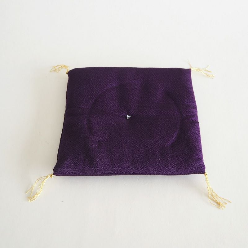 紫の座布団がついています