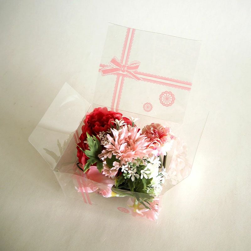 ピンクや赤を基調とした造花がアソートで入っています