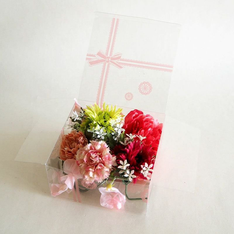 ピンクや赤を基調とした造花がアソートで入っています