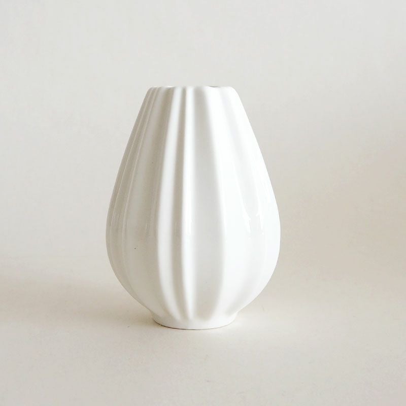 シンプルな真っ白の一輪差しです