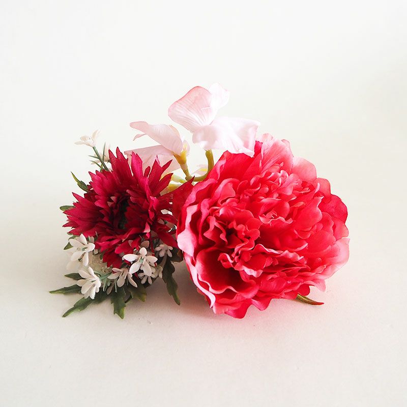 ピンクや赤を基調とした造花がアソートで入っています