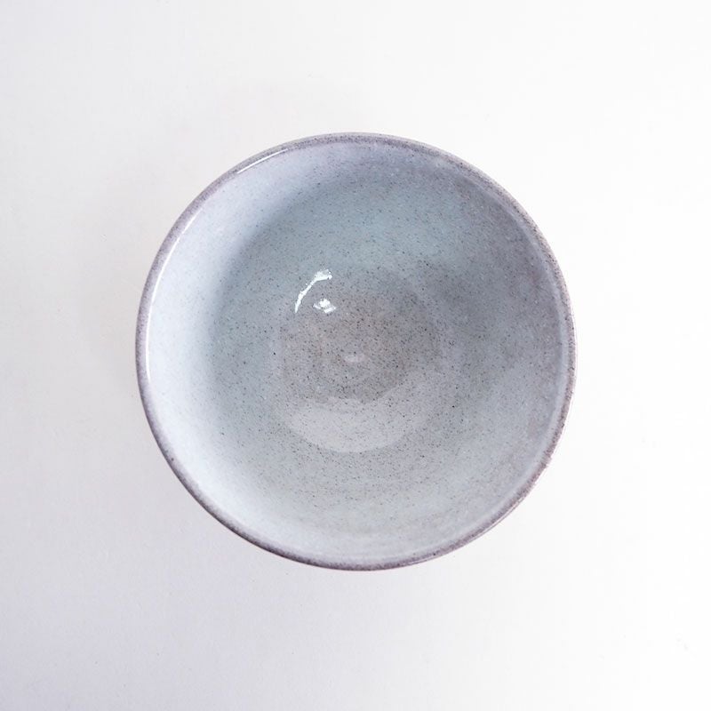 粉を吹いた様な趣のある表面は粉引の技法によるものです