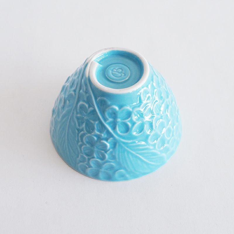 食卓を彩る花模様のかわいいうつわです