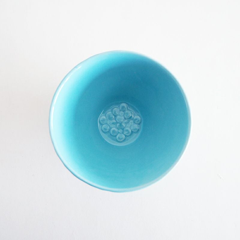 内側にも花のレリーフが施されています