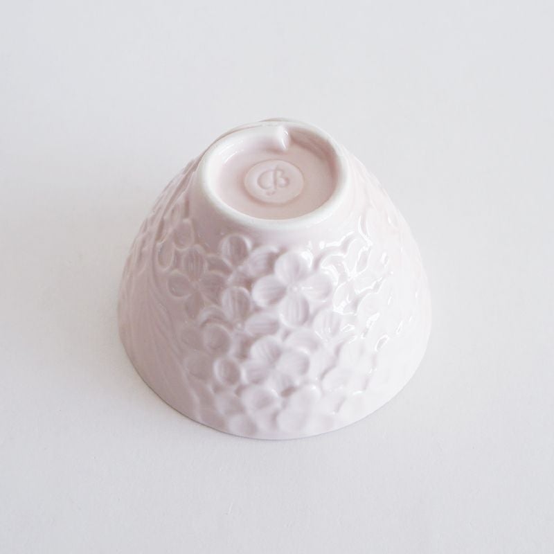 食卓を彩る花模様のかわいいうつわです