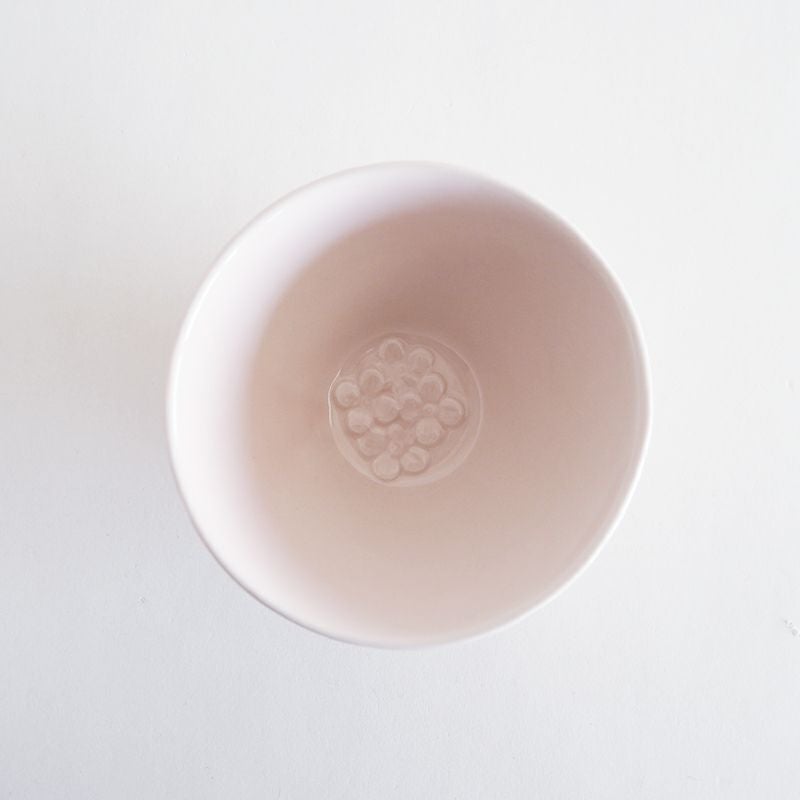 内側にも花のレリーフが施されています