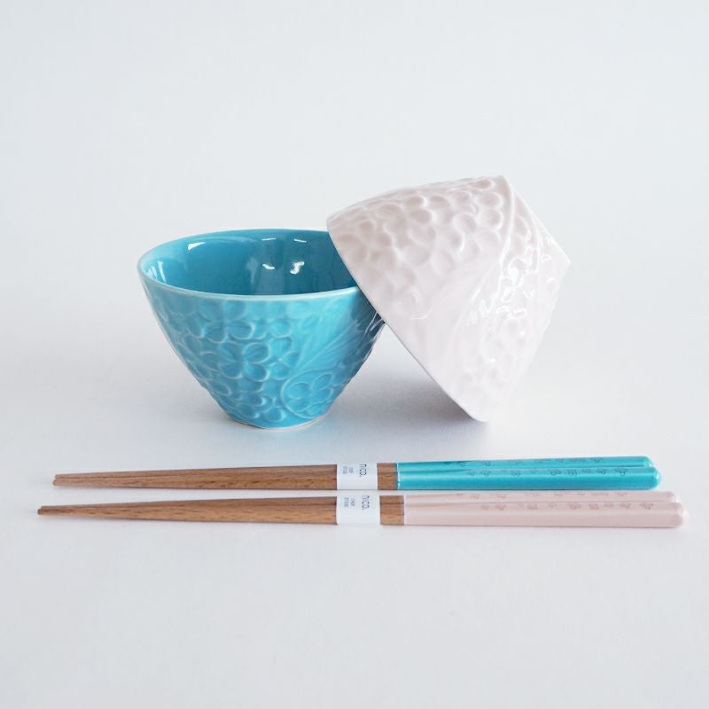 お花のレリーフが印象的な茶碗と箸のセットです