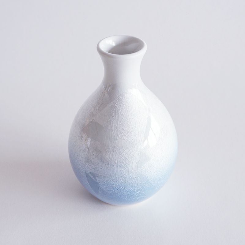 白地に映える銀彩のグラデーションが印象的