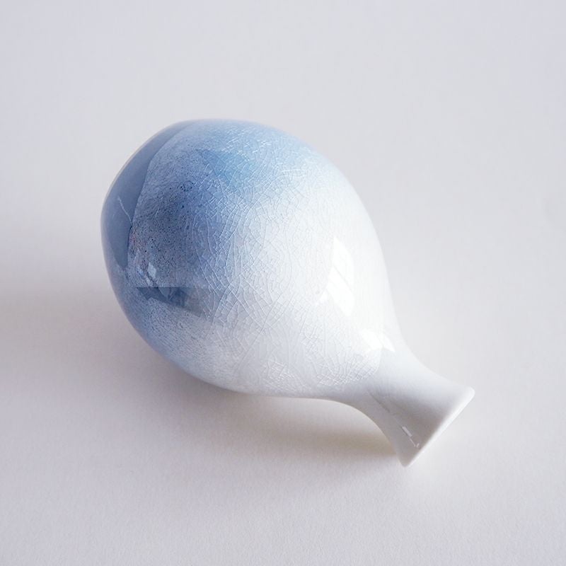 銀箔を貼り付けた上に釉薬を塗り焼き上げます