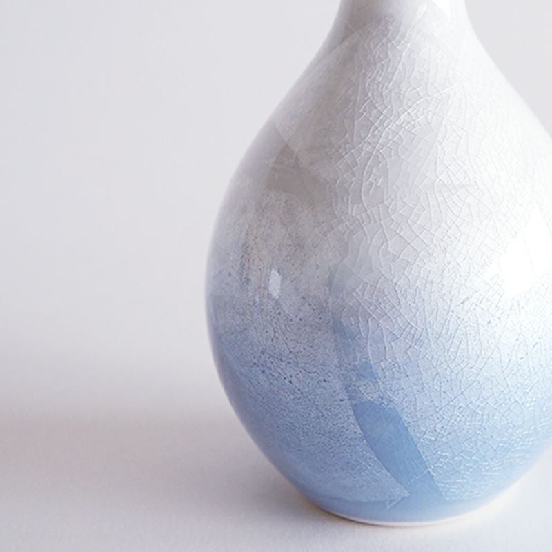 銀箔を貼り付けた上に釉薬を塗り焼き上げます