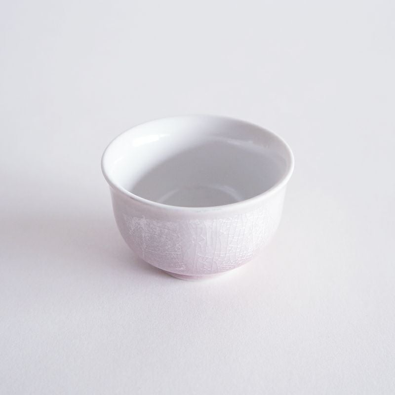 白地に映える銀彩です