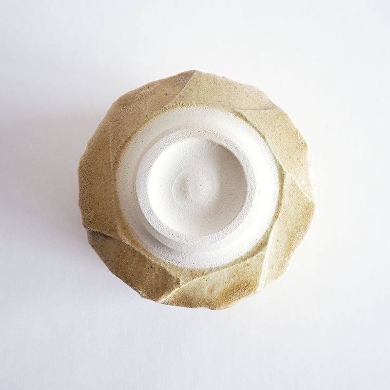 荒く削り出した装飾に趣を感じます