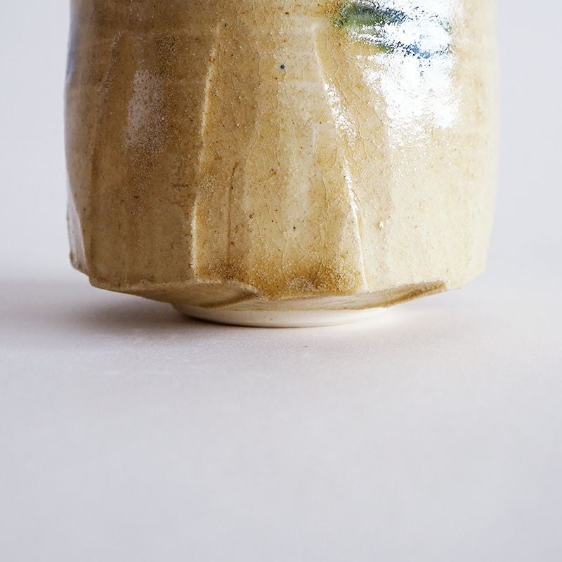 味わいのある面取りされた装飾