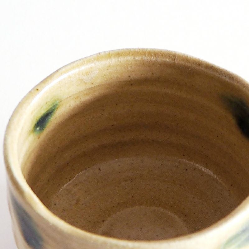 手作りの風合いを感じる形状です