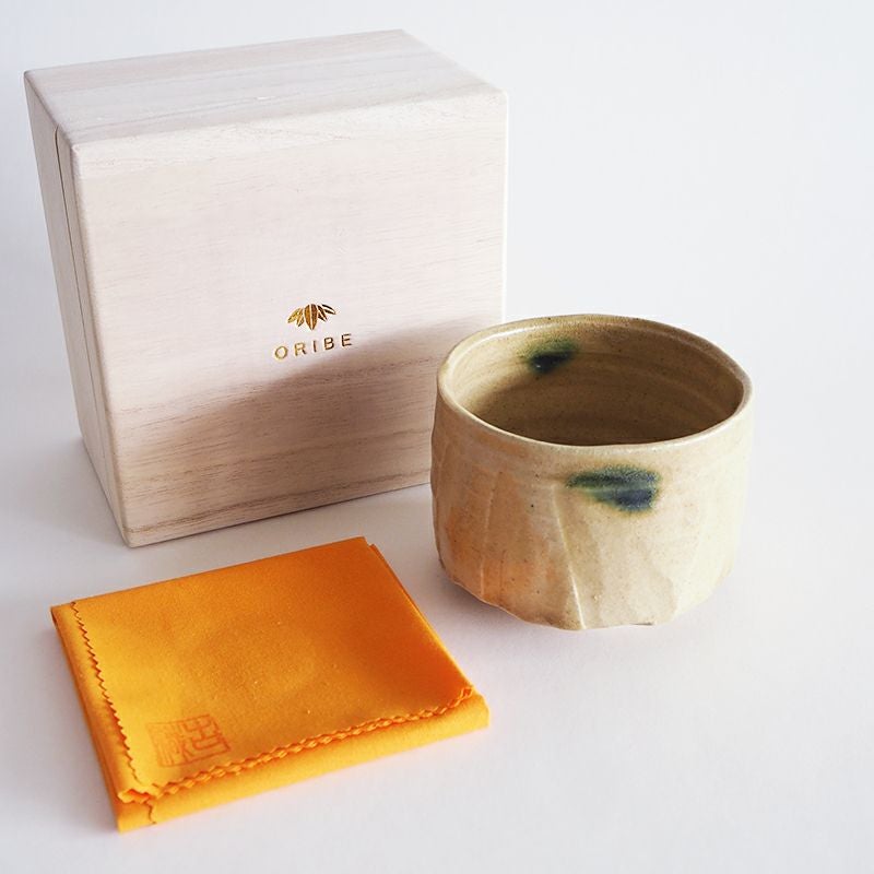 桐箱に入り、贈り物にもおすすめの抹茶碗です