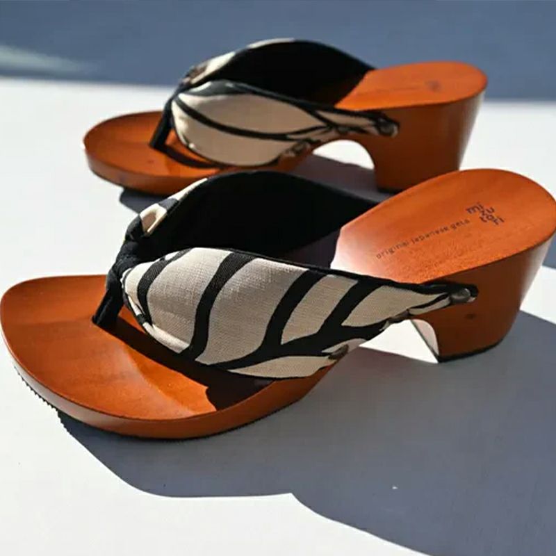 デニムパンツやスカートはもちろん、モノトーンのコーディネイトに相性抜群