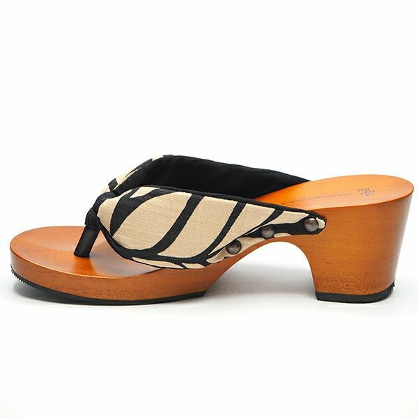 土踏まず部分のアーチ形状はここち良いフィット感、ヒール高は約6.5cmです