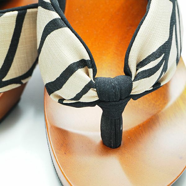 サイズはM（約23.0～23.5cm）とL（約24.0～24.5cm）サイズがございます