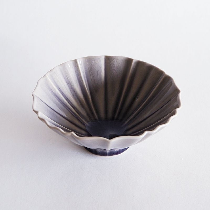 ドレープのような波打つ形状が印象的です