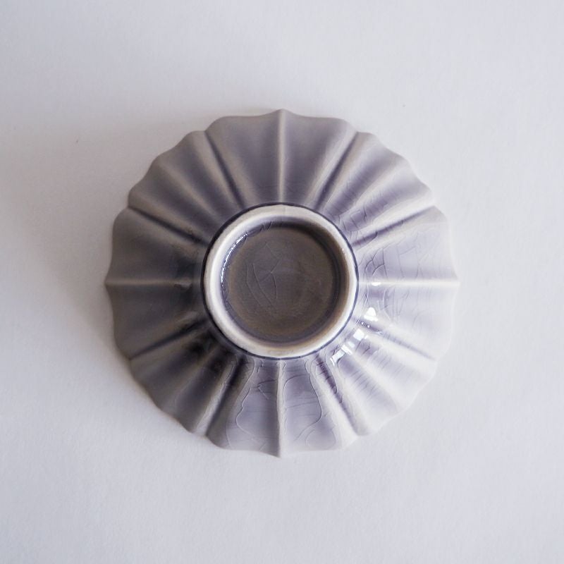 異なるひだの幅が美しいデザインを作り上げています