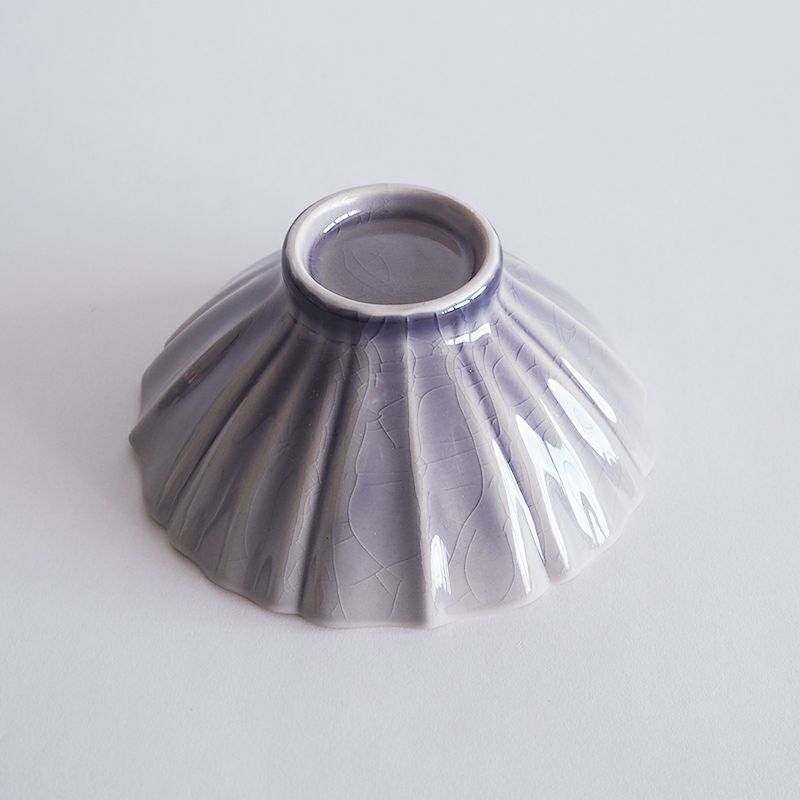 異なるひだの幅が美しいデザインを作り上げています