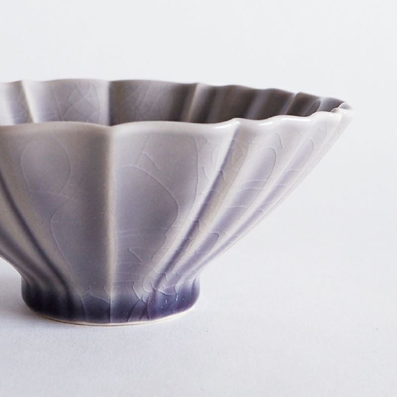 表面には貫入とよばれるヒビ模様が入っています