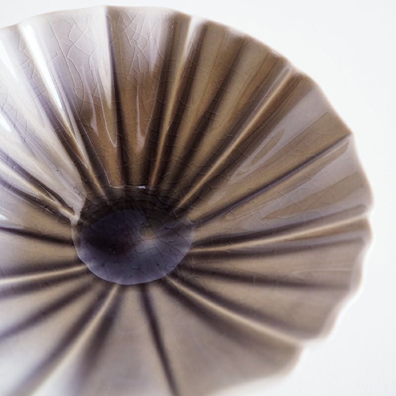 表面には貫入とよばれるヒビ模様が入っています