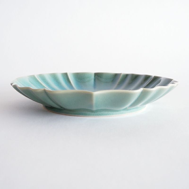 ドレープのような波打つ形状が印象的です